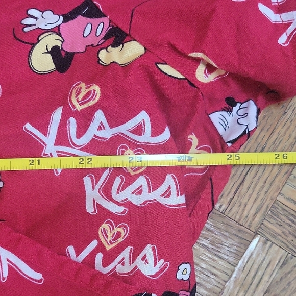 Disney Red Mickey & Minnie Kiss Scrub Top SIZE 2x - Picture 3 of 7